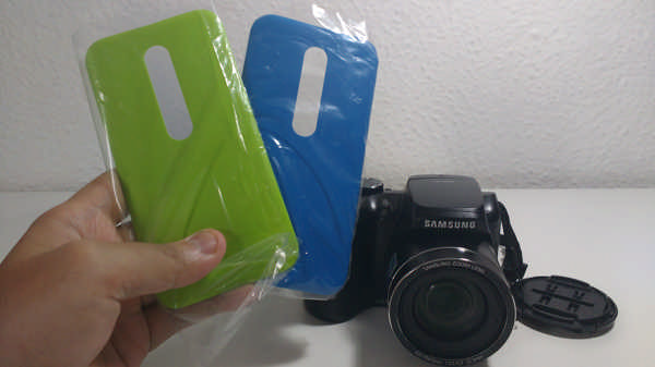 Picture taken with the Device: two additional back plates that comes with it.