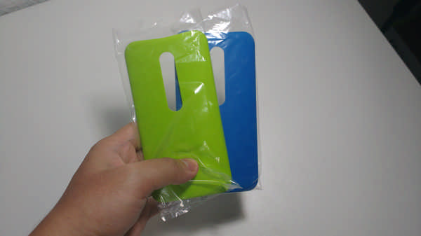 Picture taken with the Device: two additional back plates that comes with it