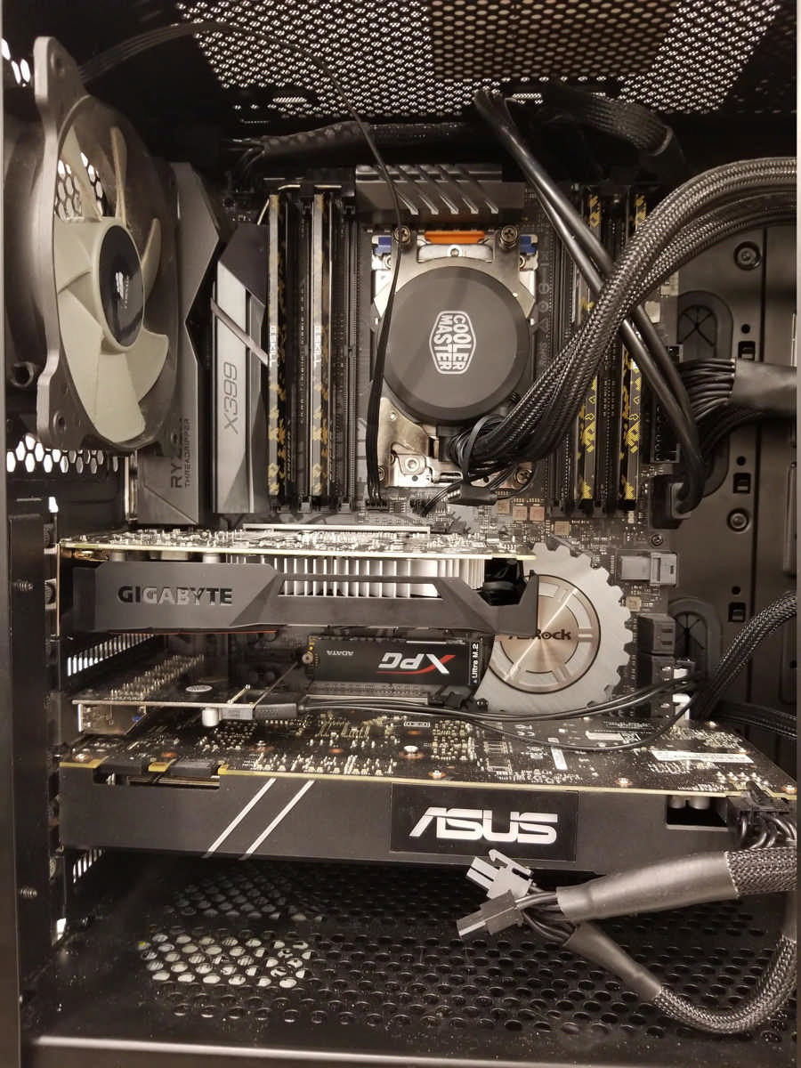 Farewell my RADEON 7950... a GTX 1050 in the 1st PCIe slot and the GTX 1070 in the 3rd slot