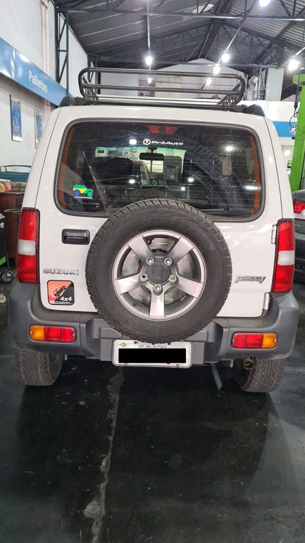 Suzuki Jimny - Carro de Trilha - Traseira do Carro