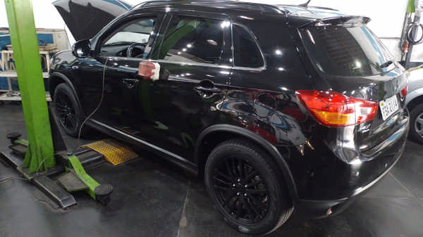 Carro no Elevador sendo Desmontado