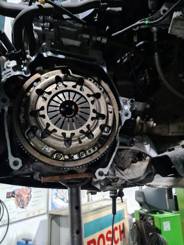 Conjunto da transmissão já desmontado, expondo o disco da embreagem.