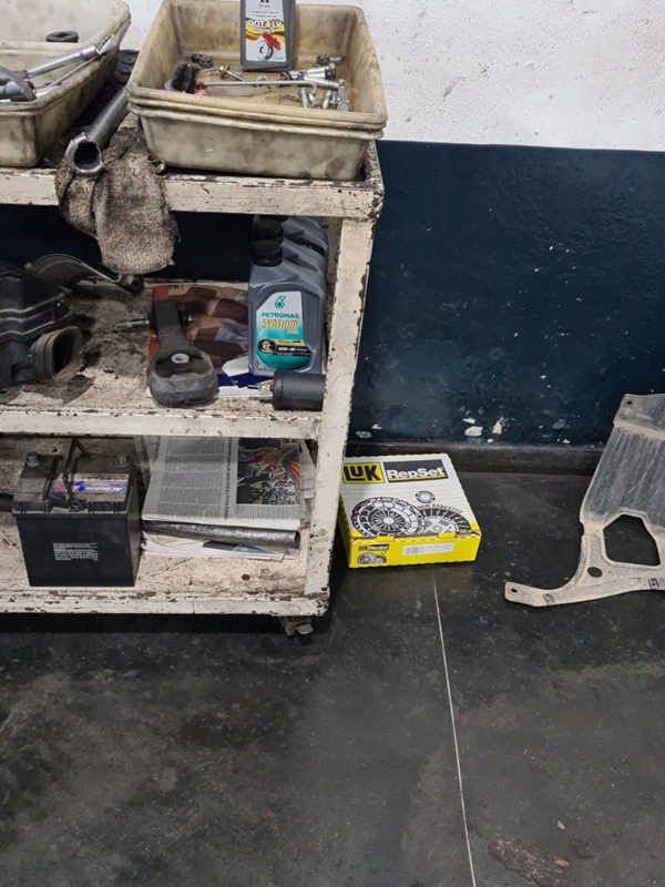 Kit de embreagem pronto para ser instalado.