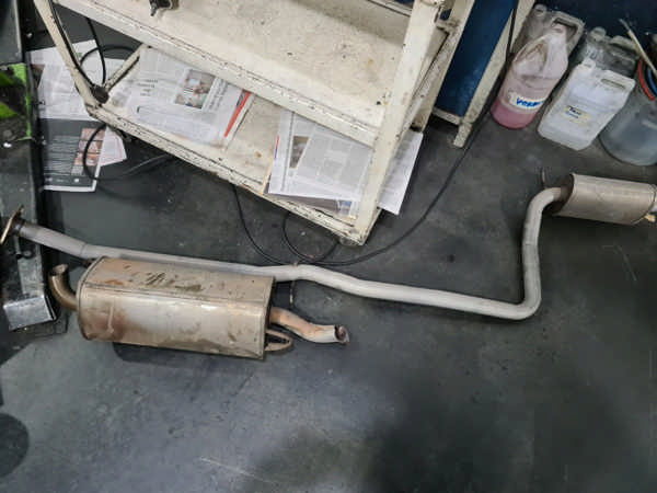 Escapamento velho com problema