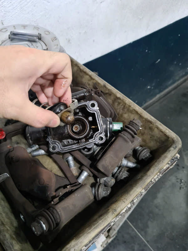 A válvula termostática estava travada, causando vazamento no carro