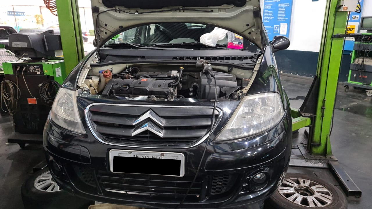Carro no elevador, recebendo aquele trato