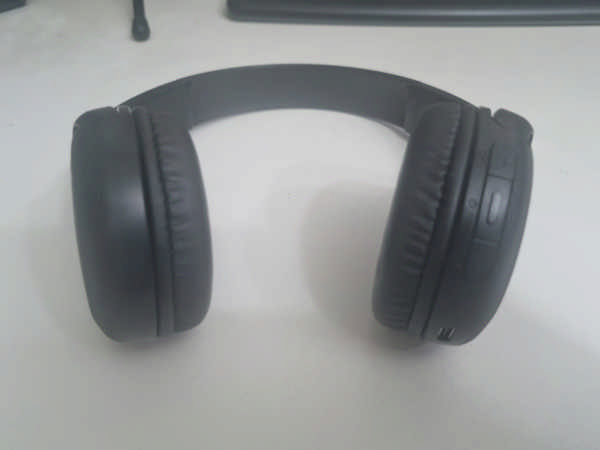 Notice how there is a gap between the headphones? It helps not pushing against your ears too much, causing discomfort.